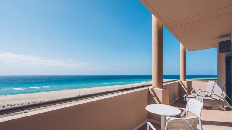 Zimmer im Hotel mit Blick auf das Meer