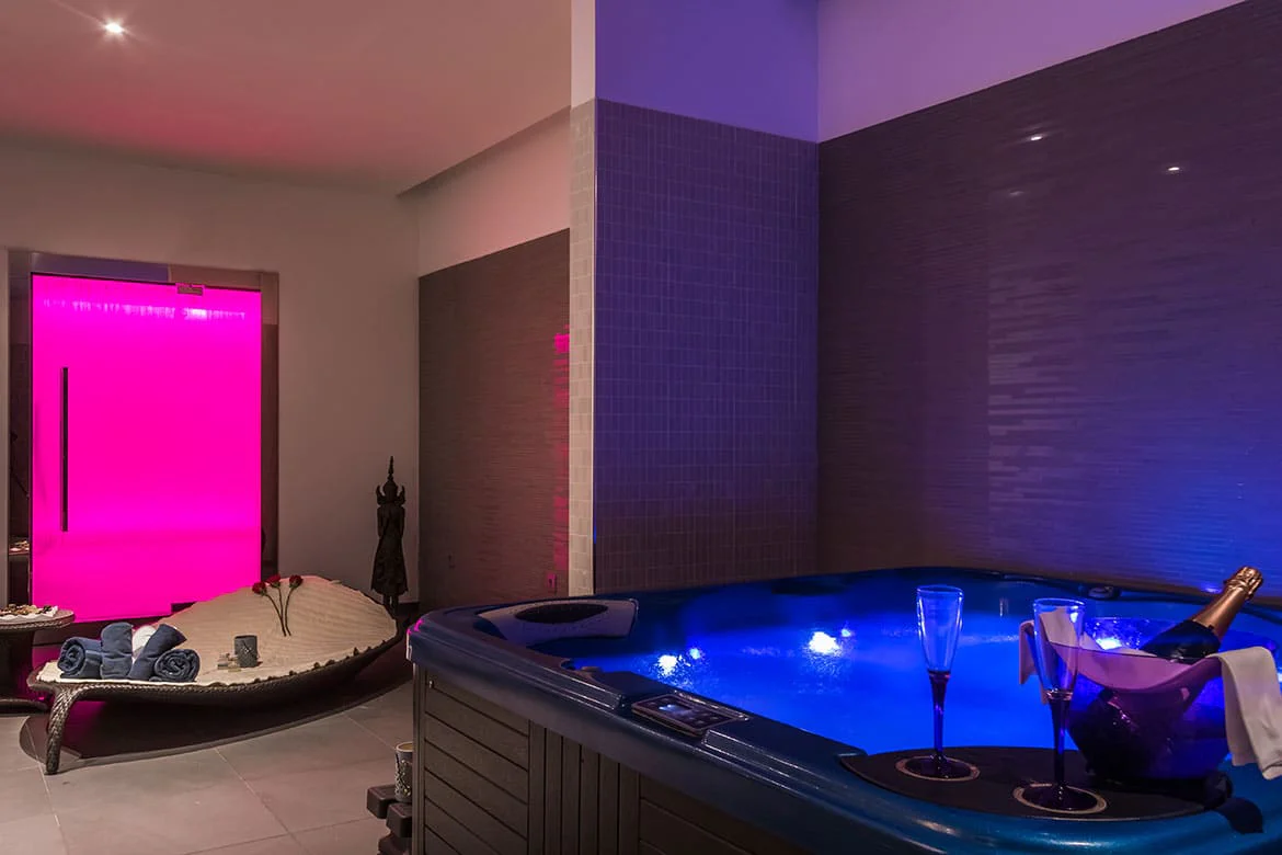 Privates Spa mit Whirlpool