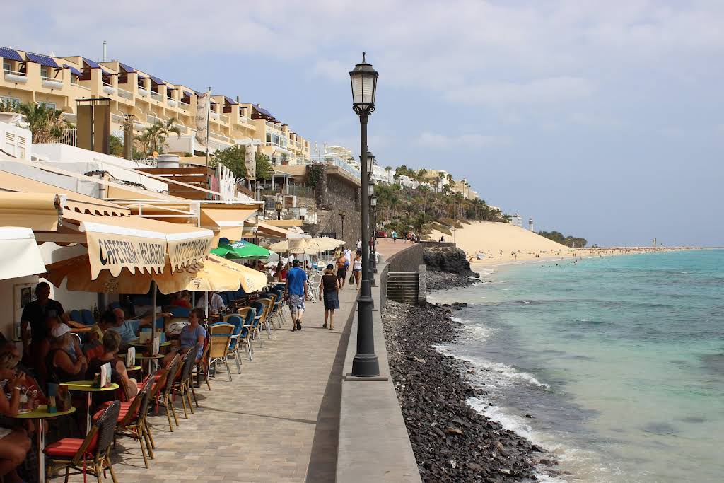 Morro Jable Strand Promenade und lokale Geschäfte