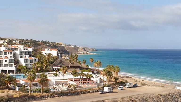 esquinzo strand und stadt