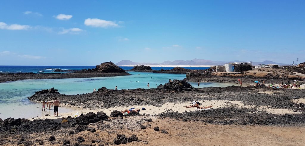 Strand von der Insel Lobos Leute gehen dort schwimmen