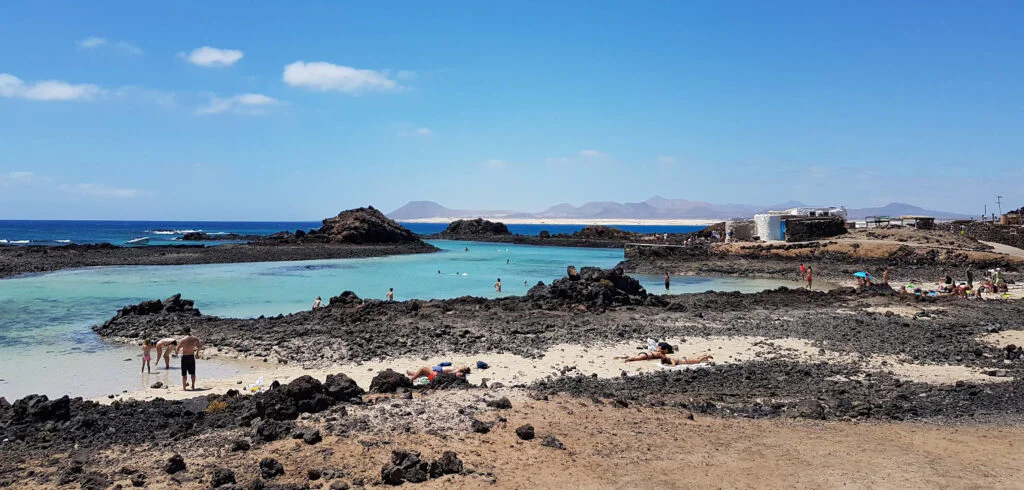 Strand von der Insel Lobos Leute gehen dort schwimmen
