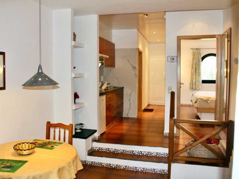 Familien-Suite mit Wohnbereich, Küchenzeile und Schlafzimmer im Monte Marina Naturist Resort auf Fuerteventura.