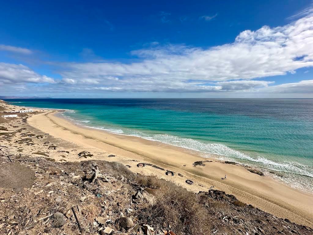 Langer Sandstrand von Esquinzo mit türkisblauem Atlantik auf Fuerteventura.