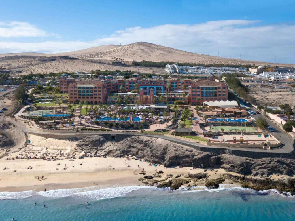 h10 Tindaya Strand Zugang Luftaufnahme von Hotel