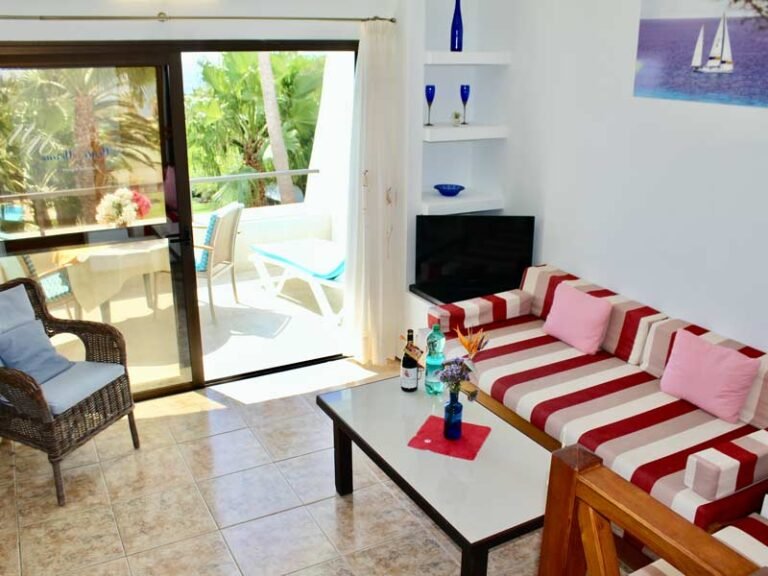 Helles Meerblick-Apartment mit Wohnbereich und Balkon im Monte Marina Naturist Resort auf Fuerteventura.