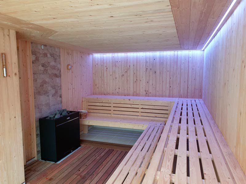 Sauna mit Holzliegen im Wellnessbereich des Monte Marina Naturist Resorts auf Fuerteventura.