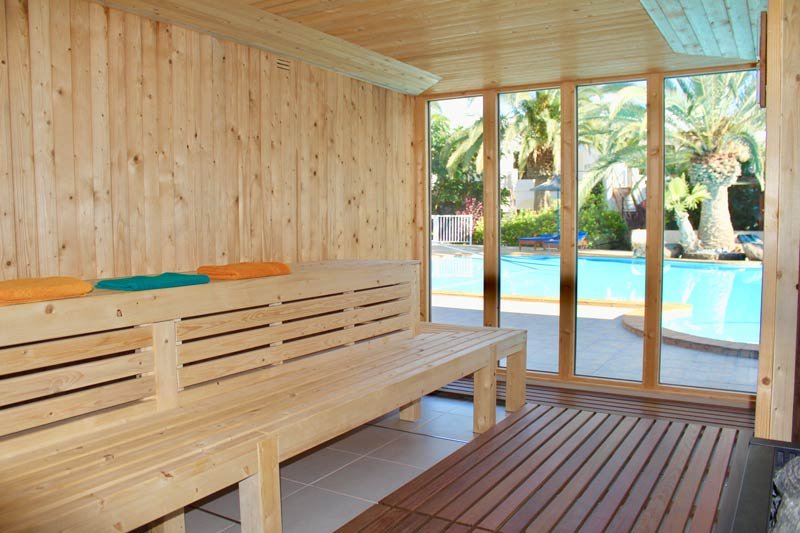 Sauna mit Blick auf Pool und Palmen im Monte Marina Naturist Resort auf Fuerteventura.